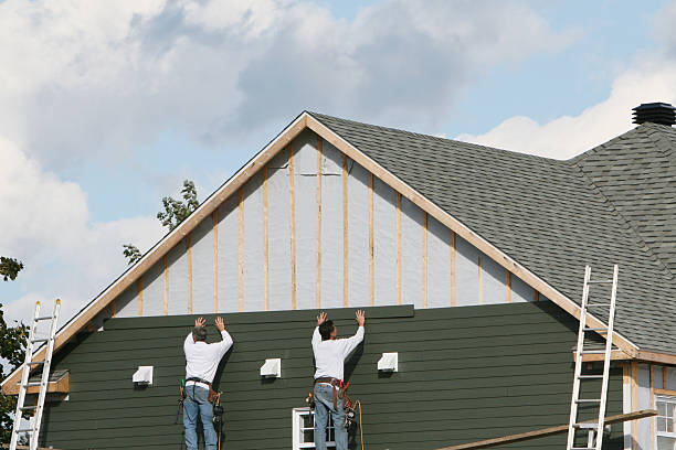 Professional Siding Installation technician working in Lewistown, IL